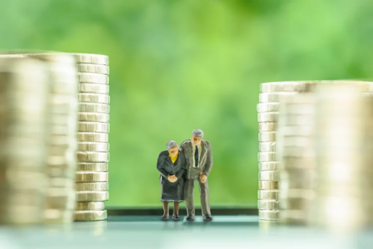 A figure representing an older couple leaving their descendants an inheritance.